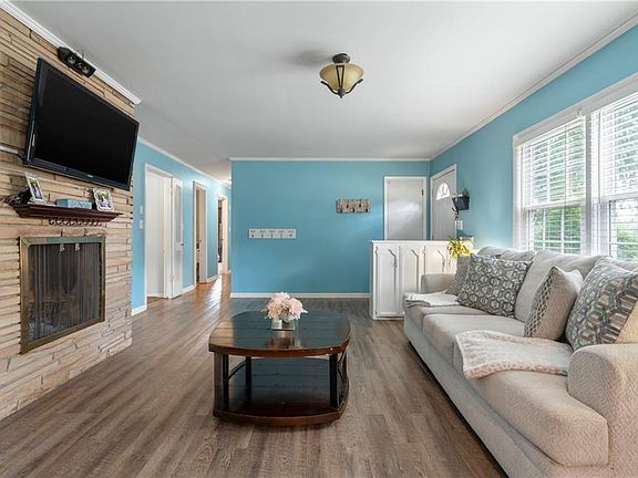 4th image of 605 W 96th Ter