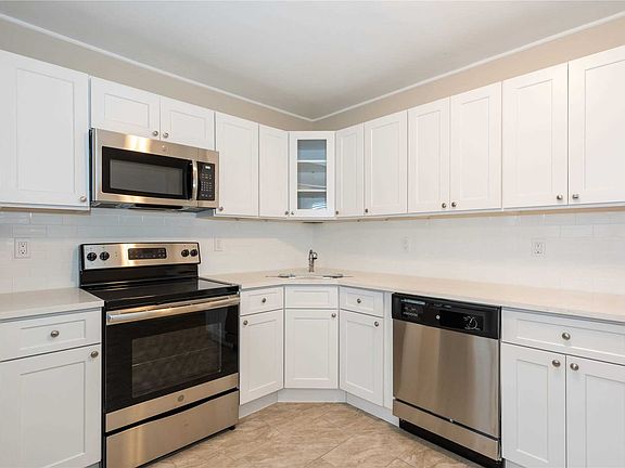 2nd image of 1039 Bowling Green Dr