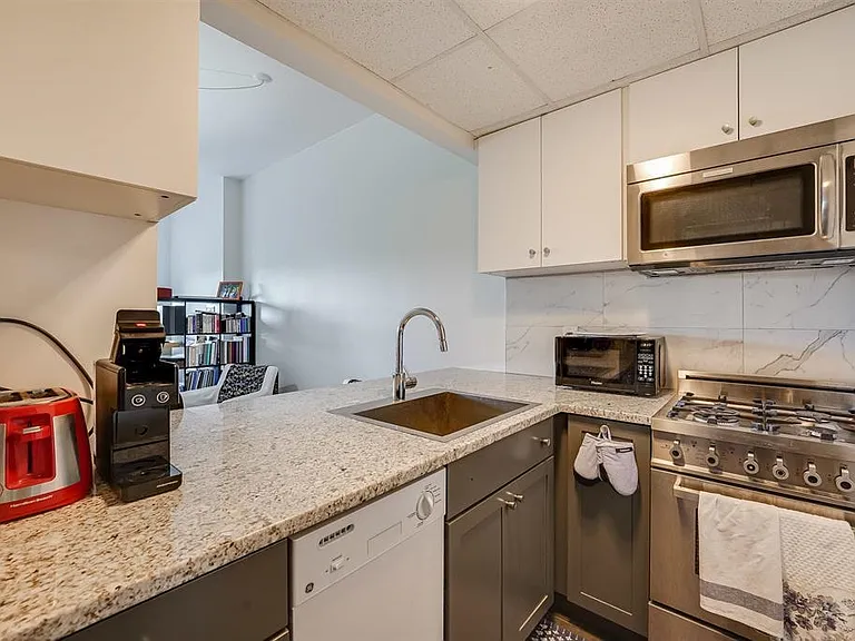 227 Christopher Columbus Dr #308B — Photo 2
