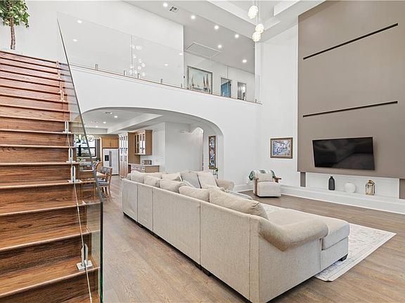 3rd image of 2417 Haring Rd