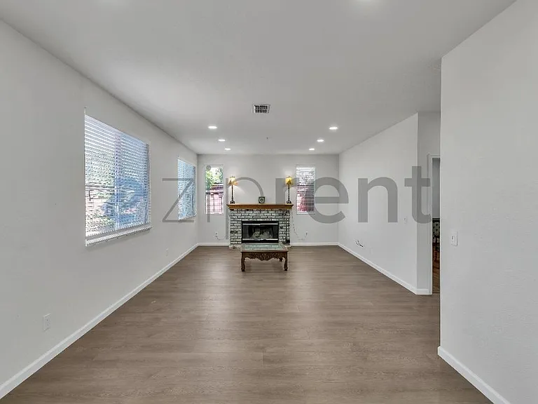 1001 Sandhurst Dr — Photo 17
