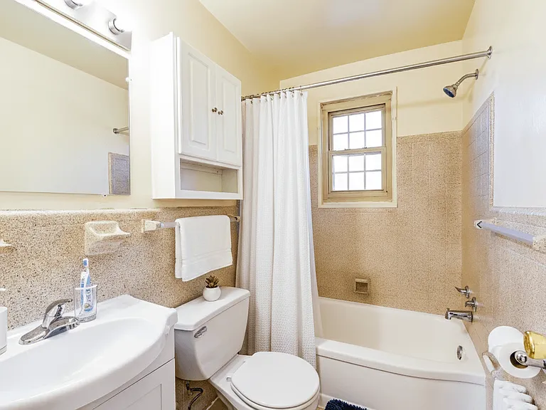 Richman Apartments — Photo 7