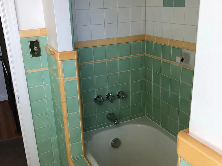 2325 NE Flanders St #18 — Photo 18