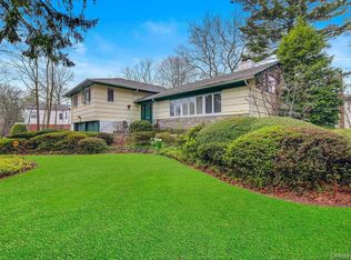 25 North Drive, Great Neck, NY 11021