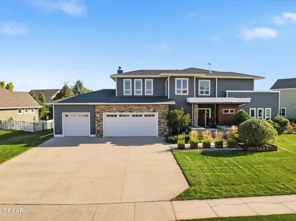 1485 Kings View Dr, Grand Forks, ND 58201