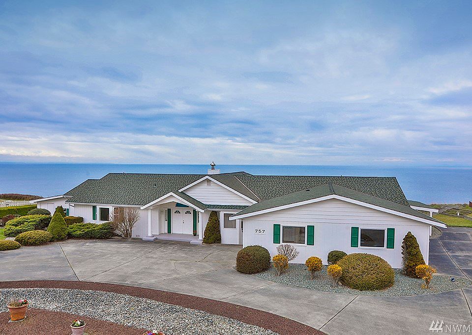 Breathtaking Views on 180' of high bank waterfront.