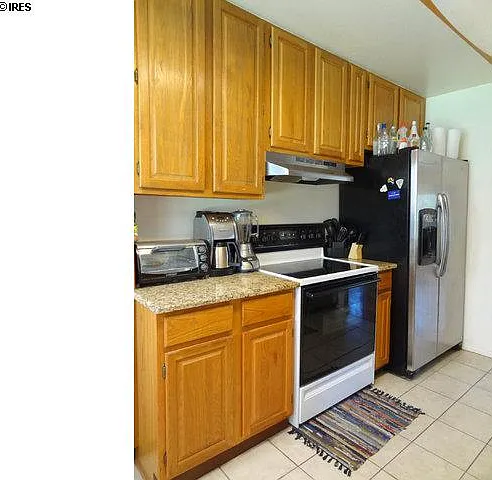 Kitchen (stove & refrigerator side)