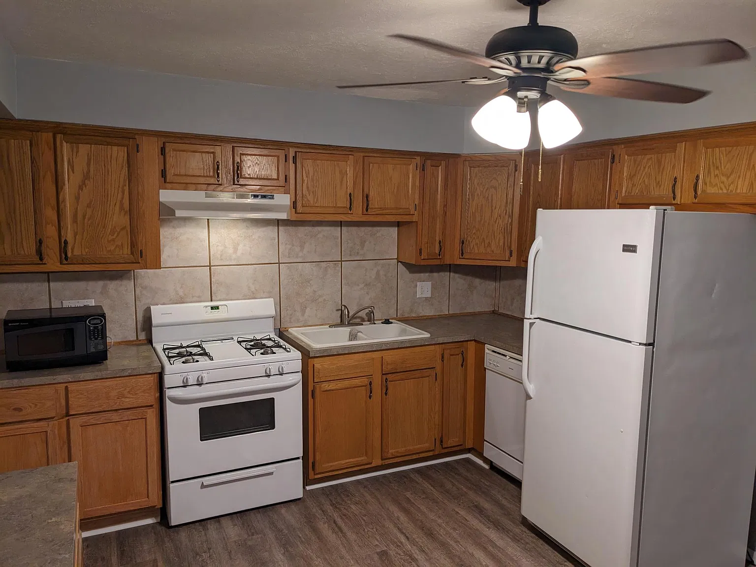 3 bed, 925 sqft, $1,295 — Photo 2