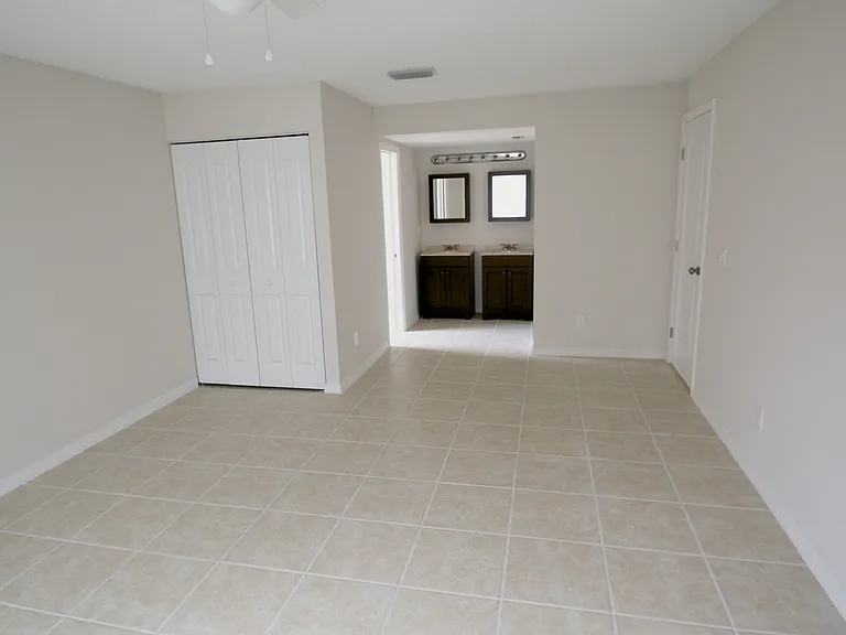 1137 SW Estaugh Ave — Photo 9
