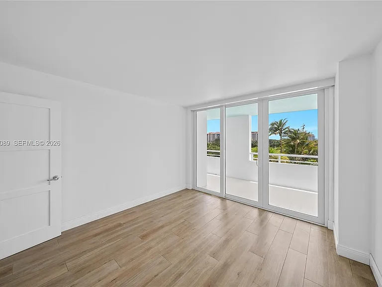 400 S Pointe Dr #409 — Photo 32