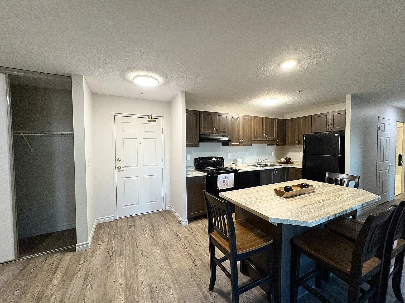 4 bed, 502 sqft, $800 — Photo 1