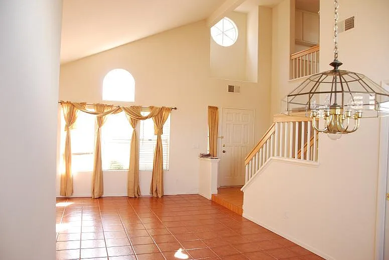 5 bed, 2297 sqft, $4,900 — Photo 3