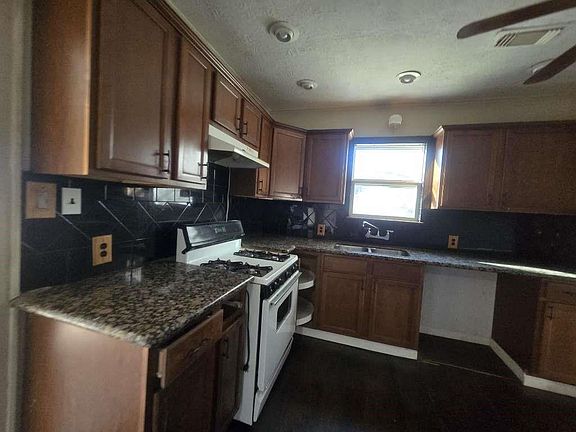 5th image of 600 E Fayle St