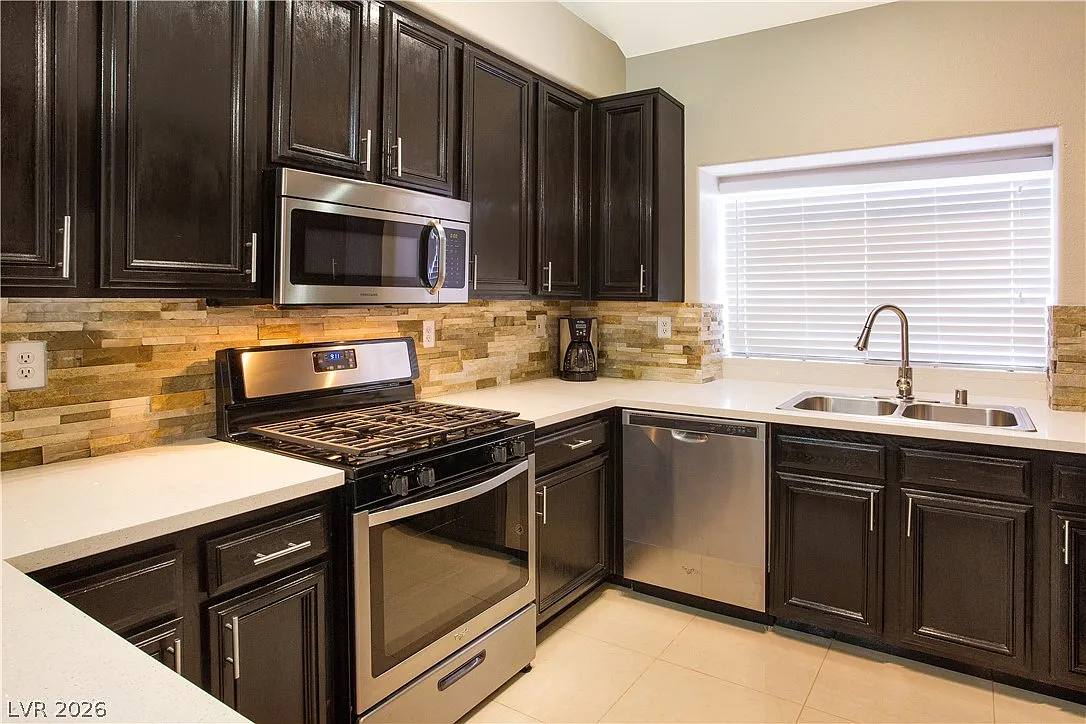 4 bed, 2.0 bath, 1389 sqft, $2,195 — Photo 2