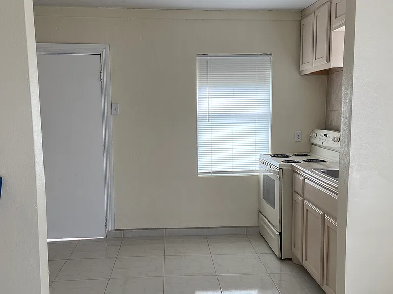 307 S Cox St #B — Photo 13