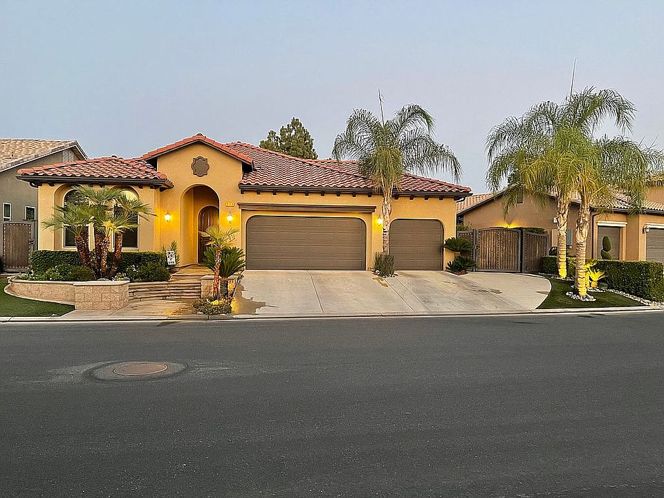 Front elevation
3car garage