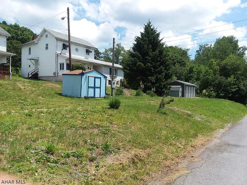 2nd image of 520 Railroad St