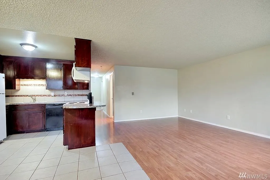 3 bed, 1.5 bath, 1008 sqft, $2,450 — Photo 3