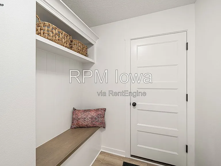 385 NW Ashley Ave — Photo 8
