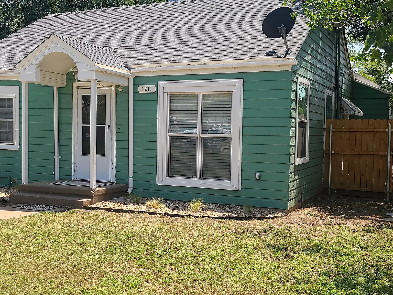 3 bed, 1.5 bath, 1204 sqft, $1,600 — Photo 2