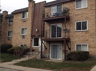 828 W College Blvd APT 301, Addison, IL 60101