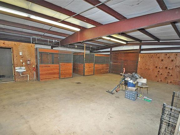 4th image of 14 Sharon Gale Dr