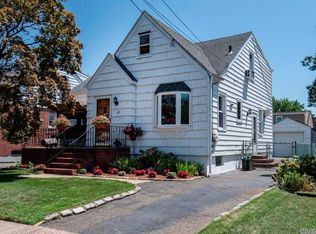 22 Manly Pl, New Hyde Park, NY 11040