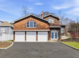 20 Maryland Street, Dix Hills, NY 11746