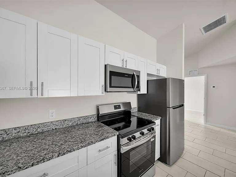 4106 SW 7th Pl — Photo 6