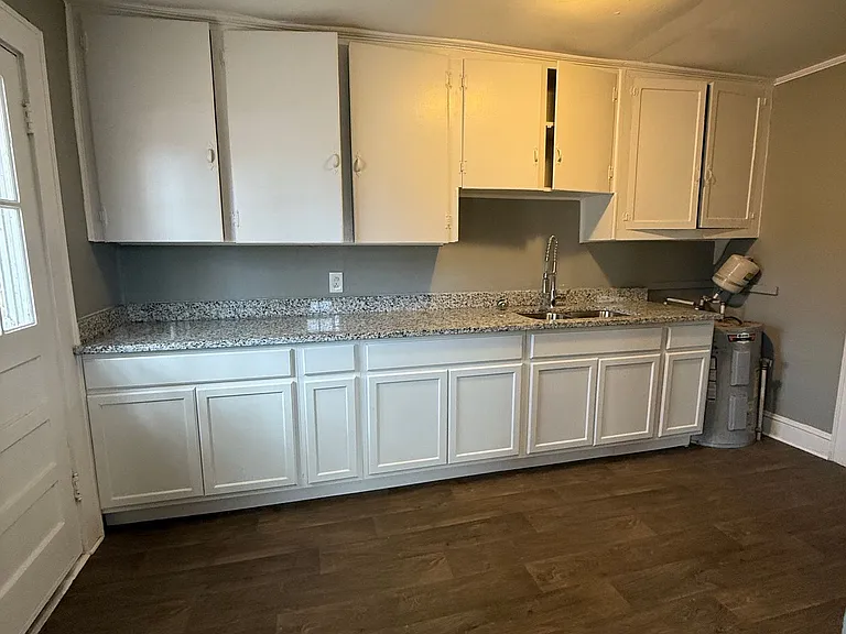 703 Louise St #703 — Photo 4