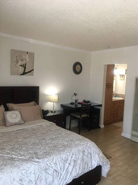 2313 Montrose Ave — Photo 3