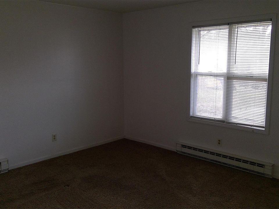 1st image of 5 Greenwood Ct
