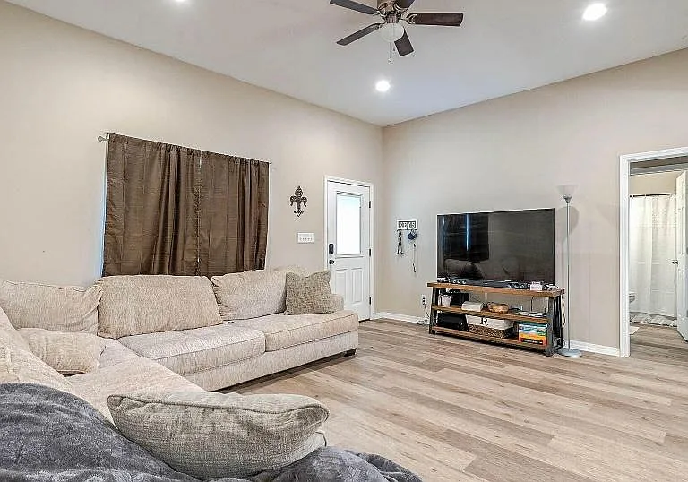 104 Trailwood Cir — Photo 1