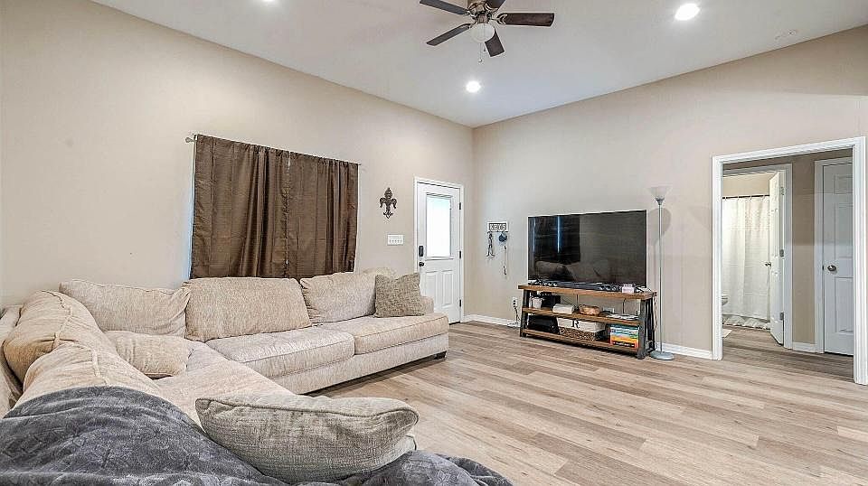 1st image of 104 Trailwood Cir