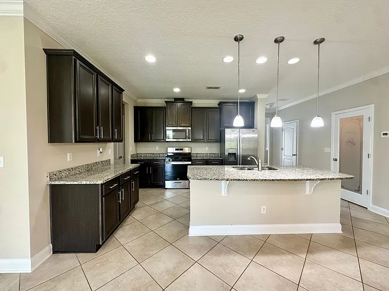 481 Shetland Dr — Photo 2