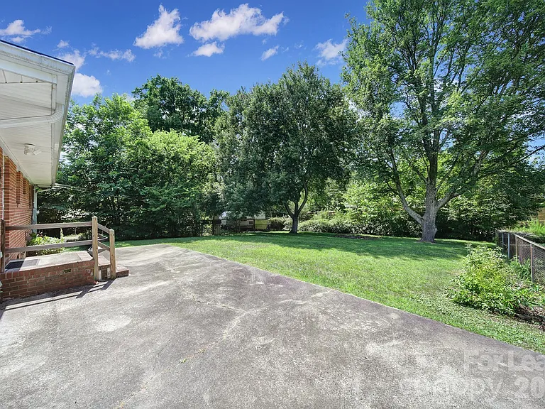 4301 Briarhill Dr — Photo 10