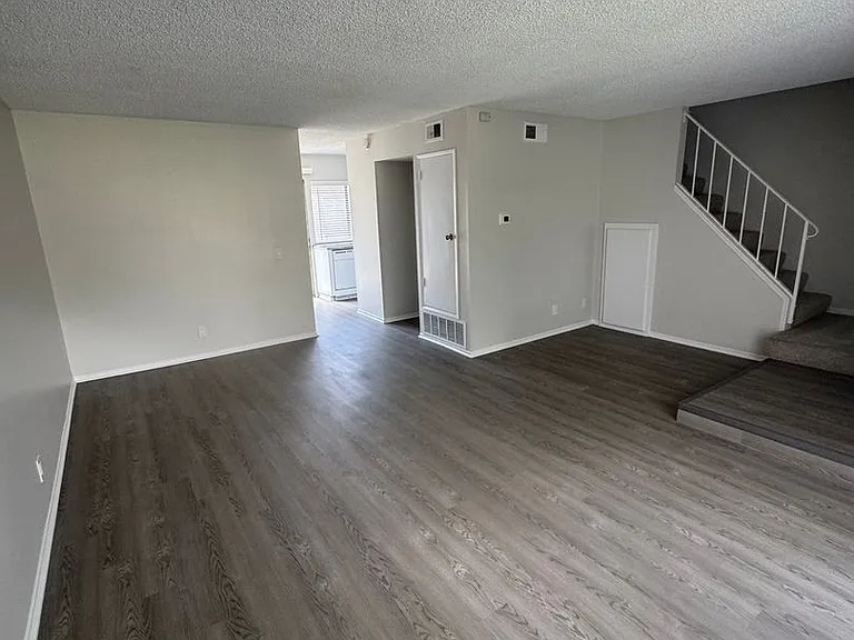 1236 Devonshire Ln — Photo 1
