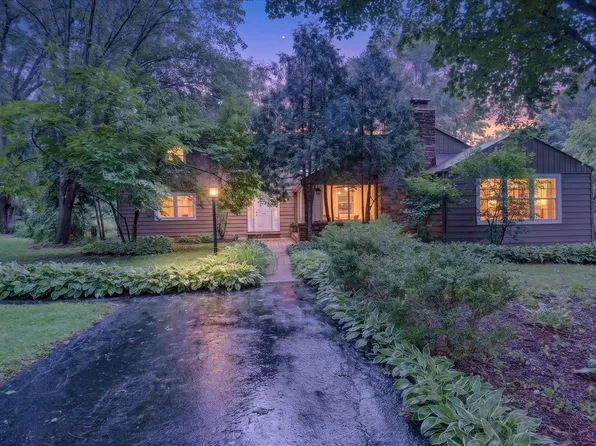 393 Warwick Ln, Crystal Lake, IL 60014