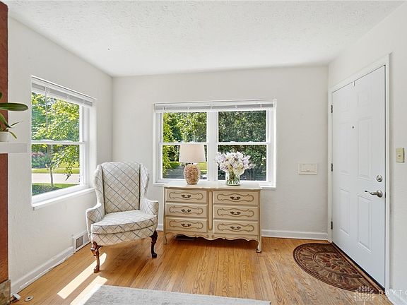 4th image of 211 Wiltshire Blvd