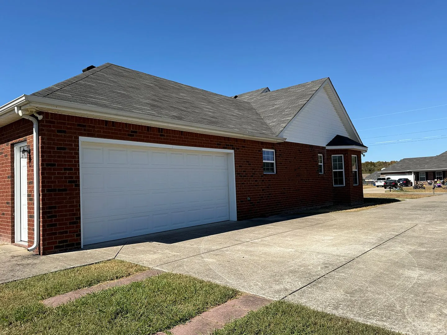 Spacious 3-Bedroom Home with Vaulted Ceilings & Two-Car Garage! — Photo 3