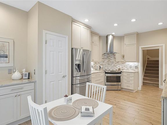 5th image of 105 Shelter Cove Dr