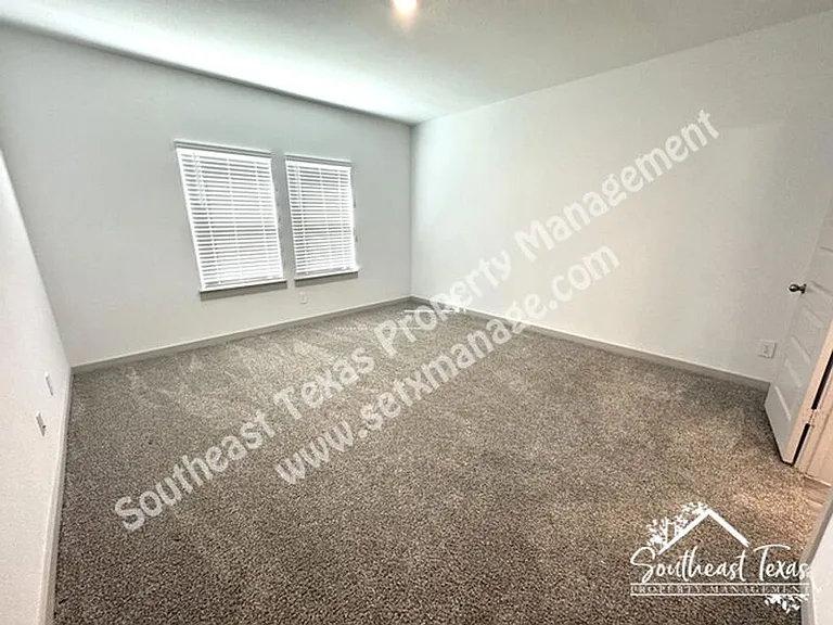 111 Lakeway Cir — Photo 9