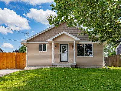 2211 E 38th St, Des Moines, IA, 50317