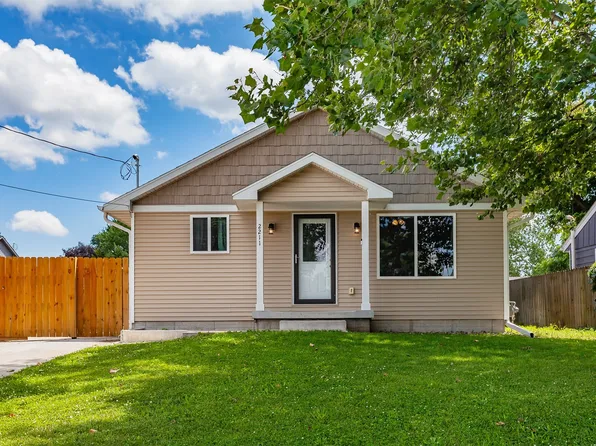 2211 E 38th St, Des Moines, IA 50317