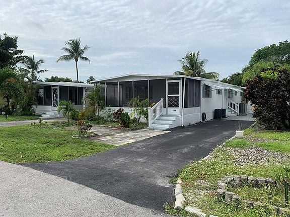 3rd image of 2620 SW 54th Place