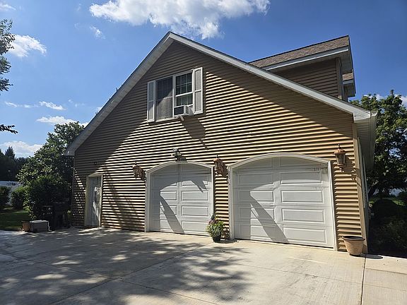 3rd image of 202 S Division St