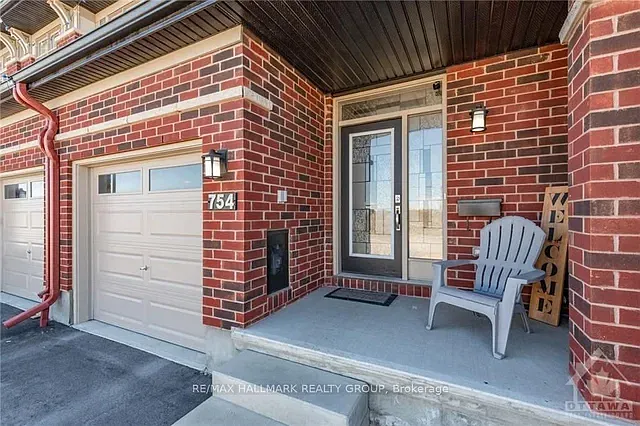 Front Porch - 754 Putney Cres
