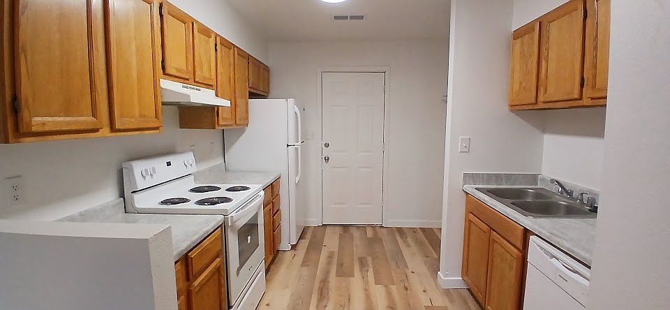 1st image of 650 Vancouver Rd SE APT F
