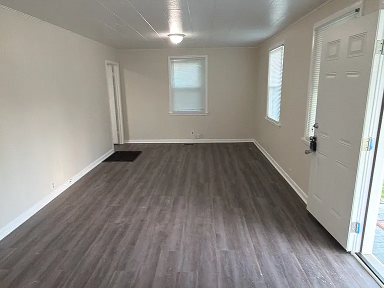 1108 Elliston St — Photo 3