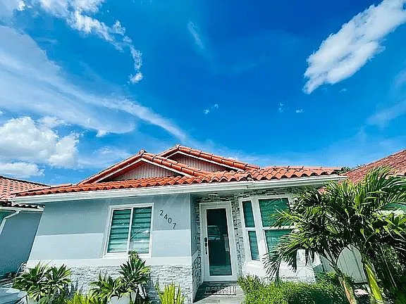 3 bed, 1250 sqft, $3,400 — Photo 1